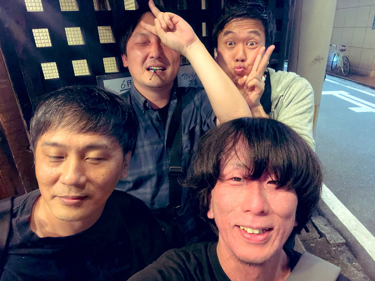 TENJIBROCK's tweet photo. 福岡市をはじめ世界中の皆さんこんにちわ。2024年のテンジブロックの四人組です。我々はメンバーもバンドも何とかかんとかすっとこどっこい生き抜いております！また皆さんの前で演奏出来るよう、昨晩は決起集会という名の酒盛りでした！みんな元気してるかい？！ https://t.co/mSrtasAidK