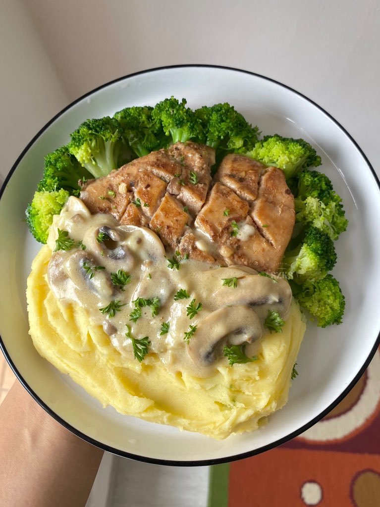 foodwillrescue's tweet photo. How to make

— Ayam Panggang beraroma rempah
— Mashed Potato yang lembar
—Saus Jamur creamy tanpa cooking cream ✨

sebuah thread resep memasak👩🏻‍🍳 https://t.co/jfyUKTHW0T