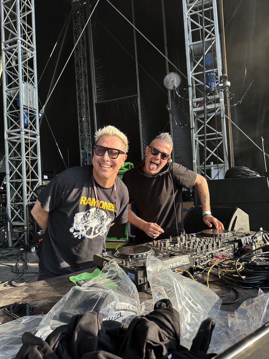 VIRGINRINGO's tweet photo. Thanx @FirenzeRocks Thanx @Tool Thanx @VirginRadioIT Ieri sera super super super #DjSet alla Visarno arena.. Oggi invece si va agli @IDaysMilano per i @GreenDay diretta dalle 14 per #Revolver poi DjSet… #Tour2024 #Rocknroll #stage #palchi #job #passion #live #hot #Greenday #punkrockers #Idays #Milano 🤘🏻🎧