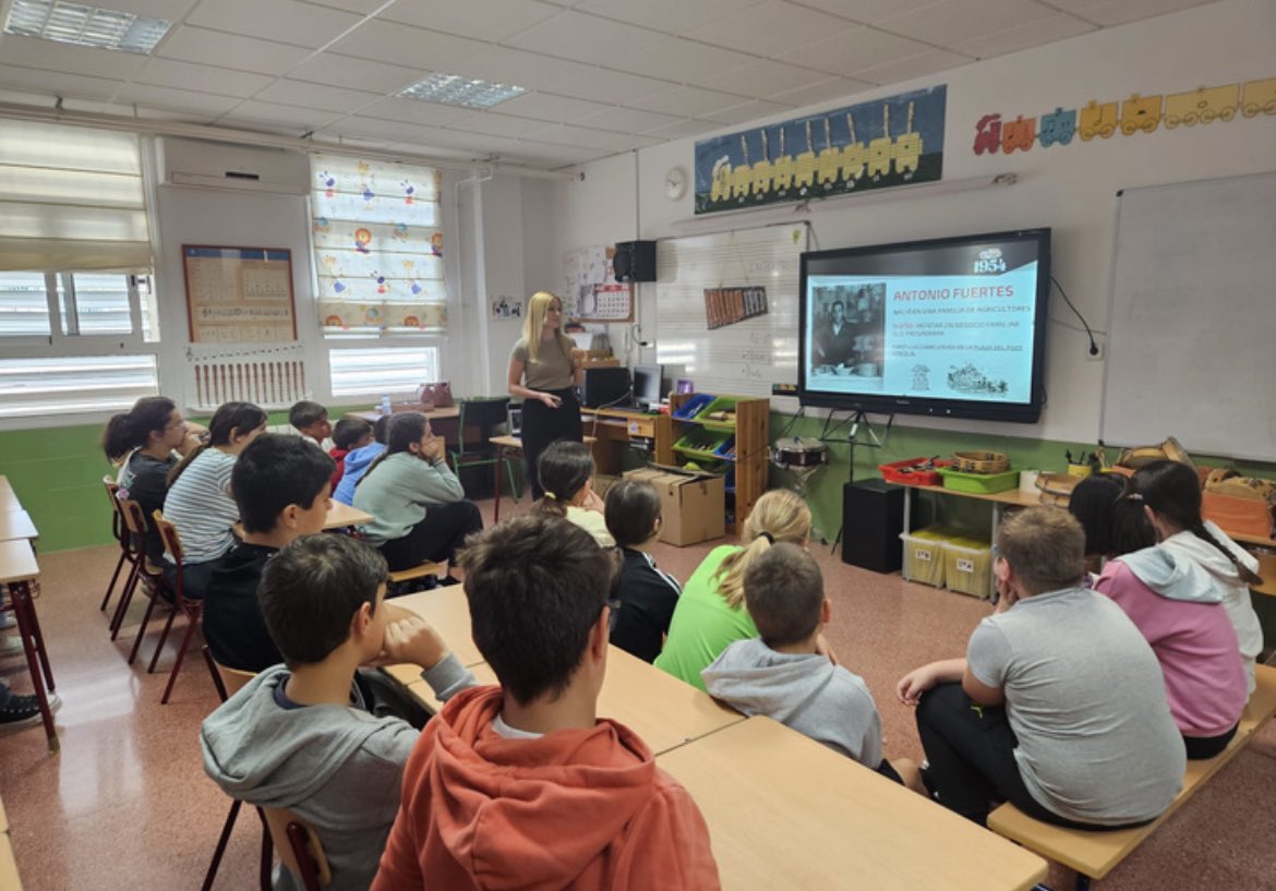 Educarm's tweet photo. Diez centros educativos y 380 alumnos participan en el programa 'Empresa familiar en las aulas'

➡️ El proyecto ha permitido que los estudiantes conozcan el mundo empresarial de la mano de directivos y visiten las empresas. 

https://t.co/tq1hjwBOKo https://t.co/9dyCbdyGLh