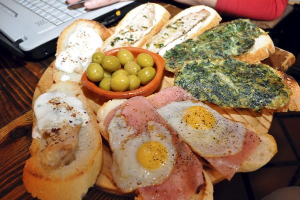 vareando_com's tweet photo. La tapa, gastronomía en miniatura que da identidad a cada región española https://t.co/psccr7AQ5B https://t.co/6X5NmQ2zNx