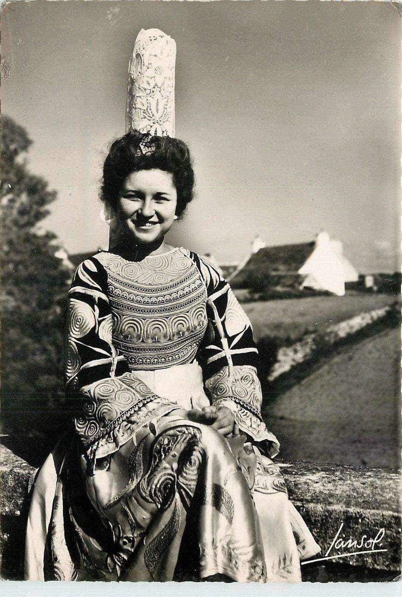 Yvonne Le Meur, Reine de Cornouaille, 1951. 
Ed. Jansol.