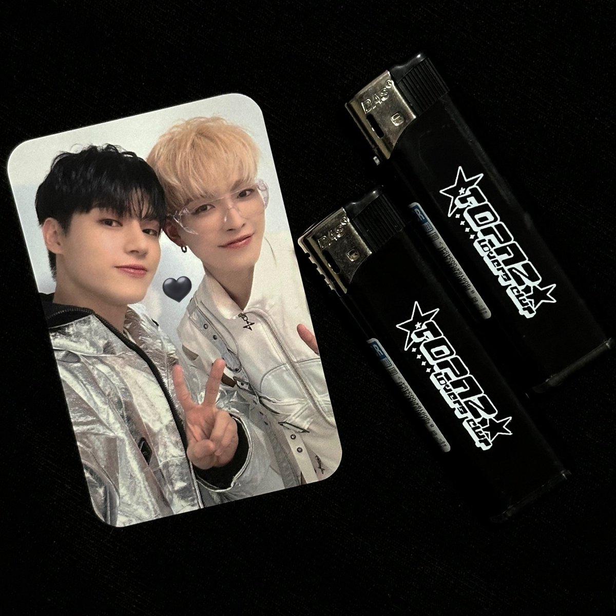 안녕하세요 다가오는 팬미팅...

< 7/7 일요일 막콘 > 하루 동안

💥토파즈러버스클럽 라이터💥 나눔하려 합니다

- 수량 50개
- 겉면 잔기스 존재
- 제품 특성상 신분증 확인 !

자세한 장소랑 시간은 타래로 당일날 공지하겠습니다~