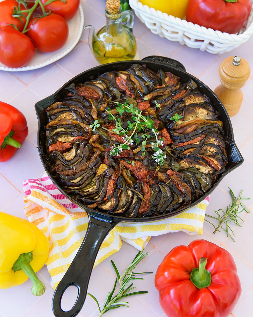 On en a fini avec les soupes et on se régale avec les légumes d'été : je réalise ce tian de légumes tout au long de la belle saison. Le résultat est super joli et délicieux avec des légumes bien confits ! 🫑 🍆 🍅
La recette ici : turbigo-gourmandises.fr/tian-de-legume…