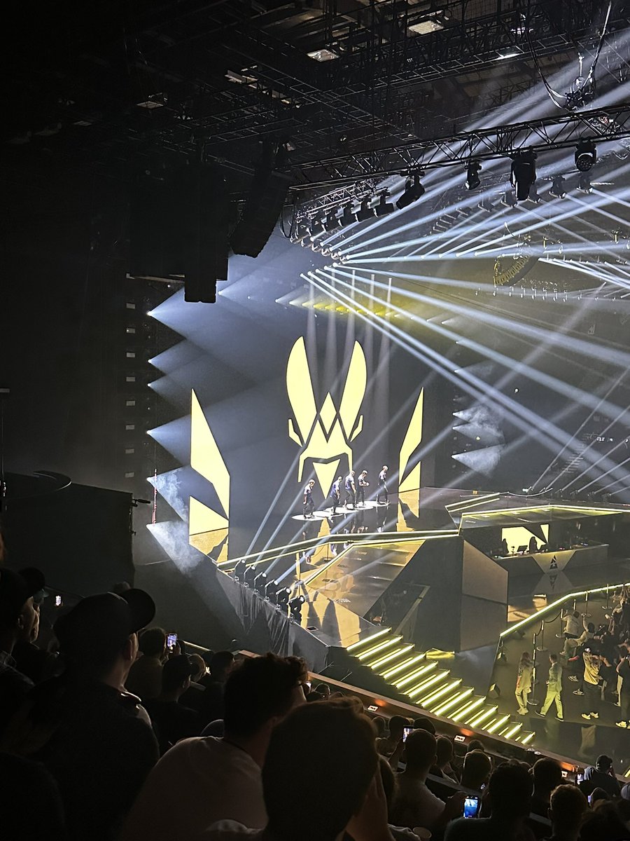1LEMUN's tweet photo. I’ve had such a good weekend away in London so far for the @BLASTPremier Spring Finals! Sad that my boys @TeamVitality are out though :( ready for the final today ❤️ https://t.co/Ta4bQ1no8p