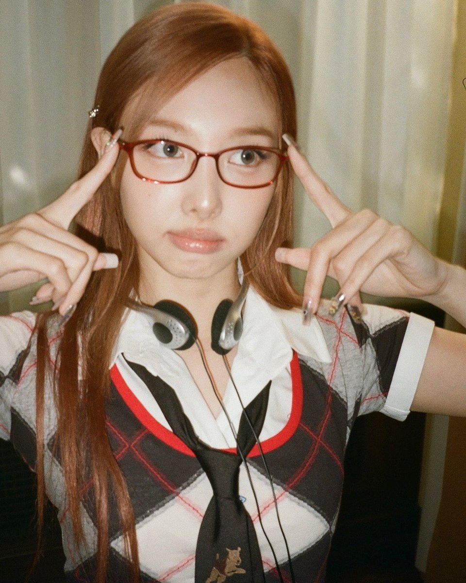imnayeonarchive's tweet photo. 🤓 https://t.co/Nr2ZzVFaNL