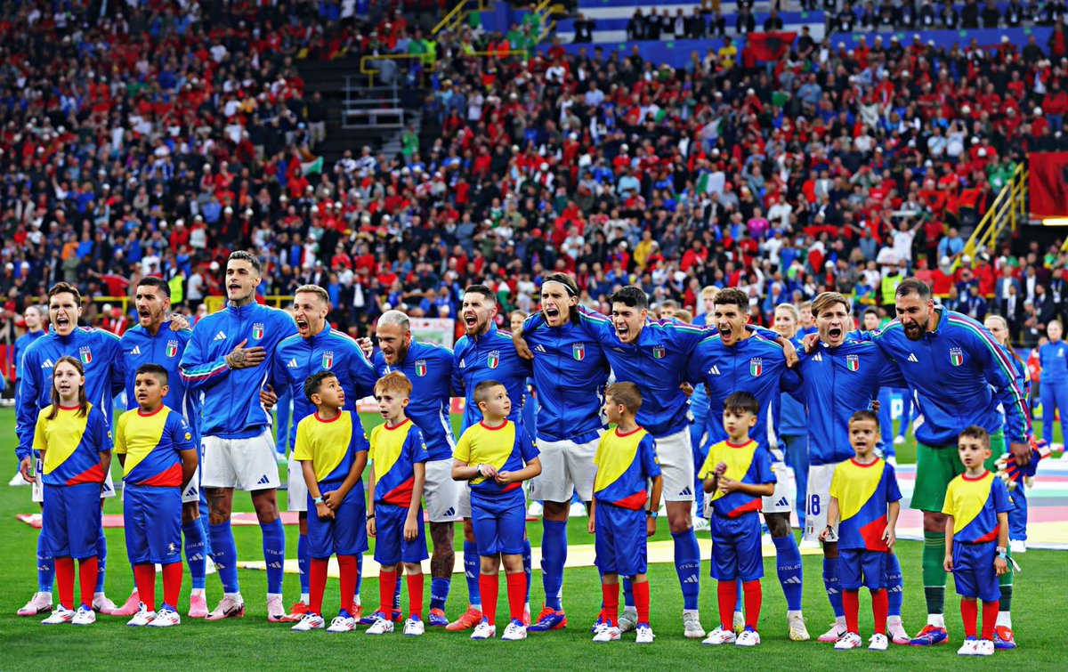 JoueursItalia's tweet image. Certains jugent que c’est pour les caméras mais nous on sait que c’est simplement la passion ❤️

Les frissons à chaque fois qu’on entend cet hymne 🇮🇹