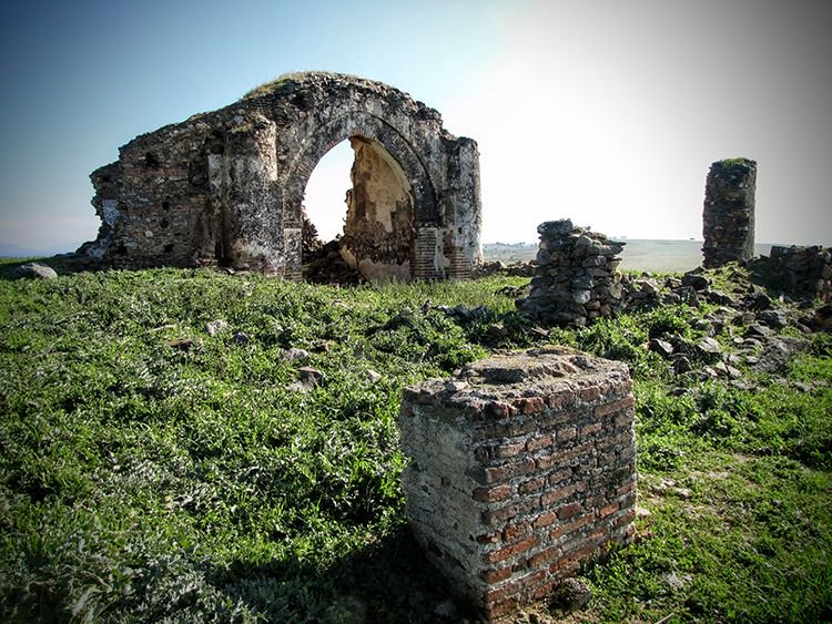 ArteEnRuinas's tweet photo. #GoodMorning from the #Church de San Bartolomé in #Talarrubias. The #Altar belonged to the cult of #Ceres. In the area have also been found remains of population vestiges corresponding to the #Visigothic and #Roman times. #Extremadura https://t.co/JVezUh0KCf https://t.co/13yBrpdYph