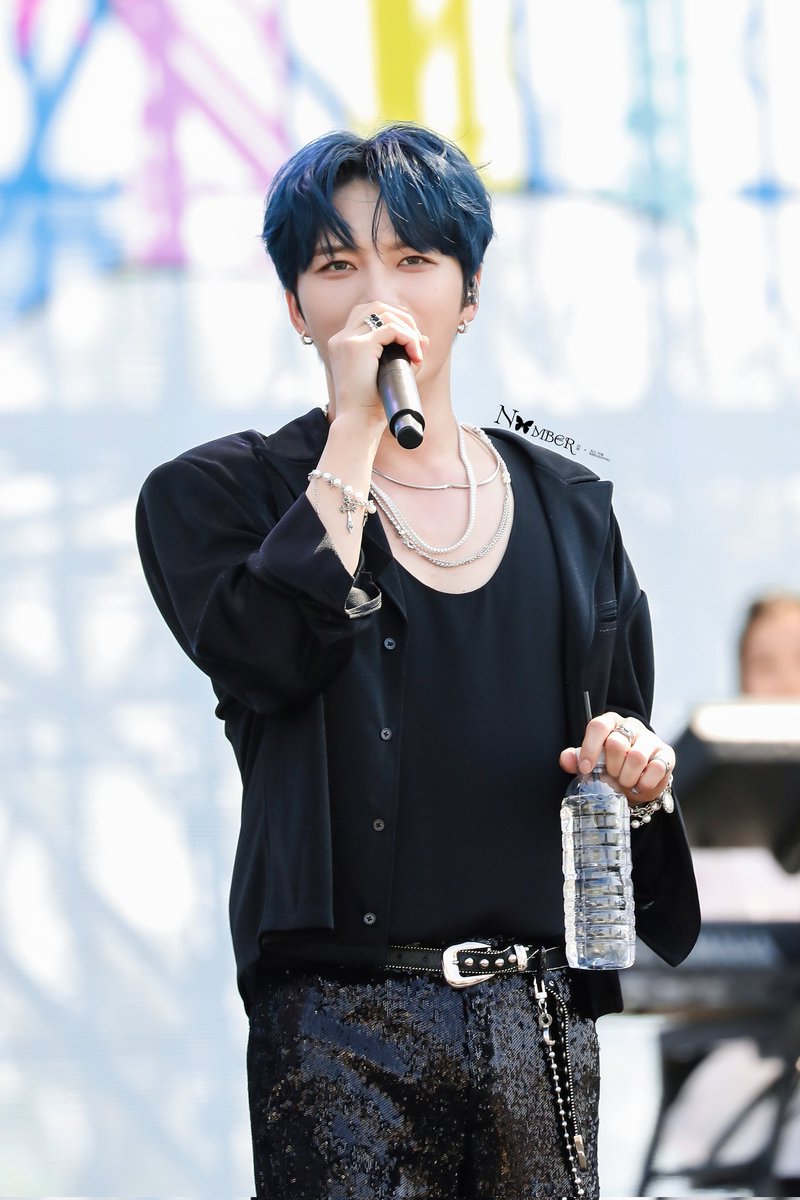 240616 WEVERSE CON FESTIVAL

𝑶𝒖𝒓 𝒉𝒆𝒂𝒓𝒕 𝒃𝒖𝒓𝒏 𝒄𝒓𝒂𝒛𝒊𝒍𝒚 𝒍𝒊𝒌𝒆 𝒕𝒉𝒆 𝒉𝒐𝒕 𝒔𝒖𝒏 ②

<a href="/bornfreeonekiss/">kimjaejoong</a> ✨

#김재중 #재중 #KIMJAEJOONG #金在中 #ジェジュン #J_JUN #플라워가든 #FLOWER_GARDEN #WeverseConFestival