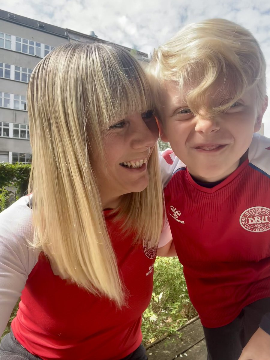 ENDELIG kan vi være enige om fodboldtrøjerne. Er I også meget klar til kl.18.00 i dag?…⚽️🇩🇰🏆

#EURo2024