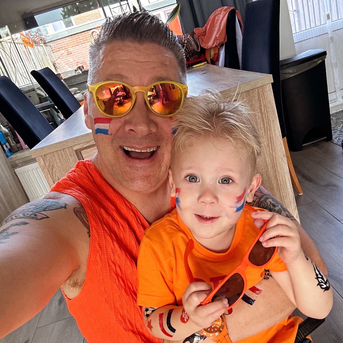 Edwardvdeh's tweet photo. Een superfijne “HupHollandVaderdag” allemaal! Love jullie Malika, Semmie, Anne Frieda & Dion #❤️4ever 🙌🥰🧡🦁🏆⚽️🇳🇱🥳🎺📣🥇🟠🔝
#eengoedestart #kadootjesopbed #leefenlach #lol #vaderdag #🏆 #prouddad #foebele #🇳🇱 #nedpol https://t.co/XAk4zx8P7l