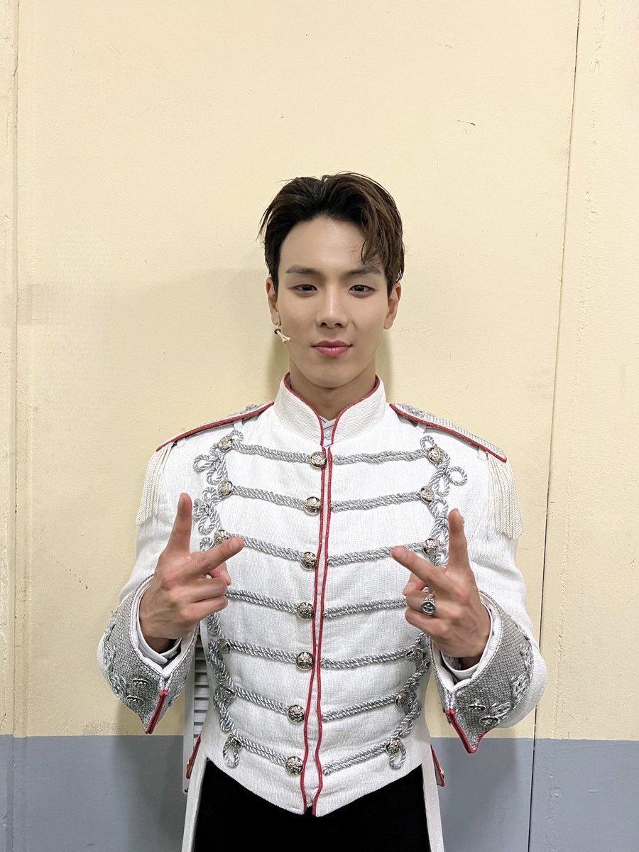 📸
240616 #몬스타엑스 #셔누
뮤지컬 그레이트 코멧 완료 

아나톨🎻로서의 마지막 공연을 마친
셔누에게 박수 부탁드립니다 👏
마지막까지 열심히 공연할 수 있도록
응원해 주신 모든 분들께 감사드립니다! 🙇‍♂

#SHOWNU
#MONSTA_X #MONSTAX 
#그레이트코멧 #GREATCOMET