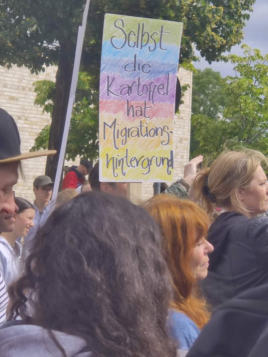 GewKoln's tweet photo. Wir sind am Gymnasium Neue Sandkaul in Widdersdorf&amp;stehen hier mit vielen hundert (wir korrigieren: 5200!) Menschen, um gegen den AfD Parteitag hier zu demonstrieren! Gleich werden wir auch in unserem Redebeitrag klarstellen: AfD raus aus unseren Schulen #keinmillimeternachrechts https://t.co/lYt8m8GZDs