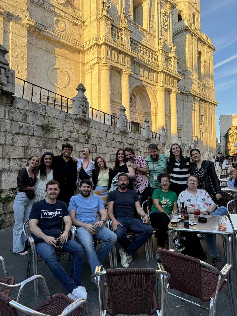 LauraLacarra's tweet photo. Tengo esta foto alucinante donde admiro a cada una y uno de esta foto a nivel máximo.  Y la que hace la foto 🫶 

Al año que viene… hacemos la misma foto, ¿no? 😘😘

@lechazoconf https://t.co/Ec3TwKDbYY