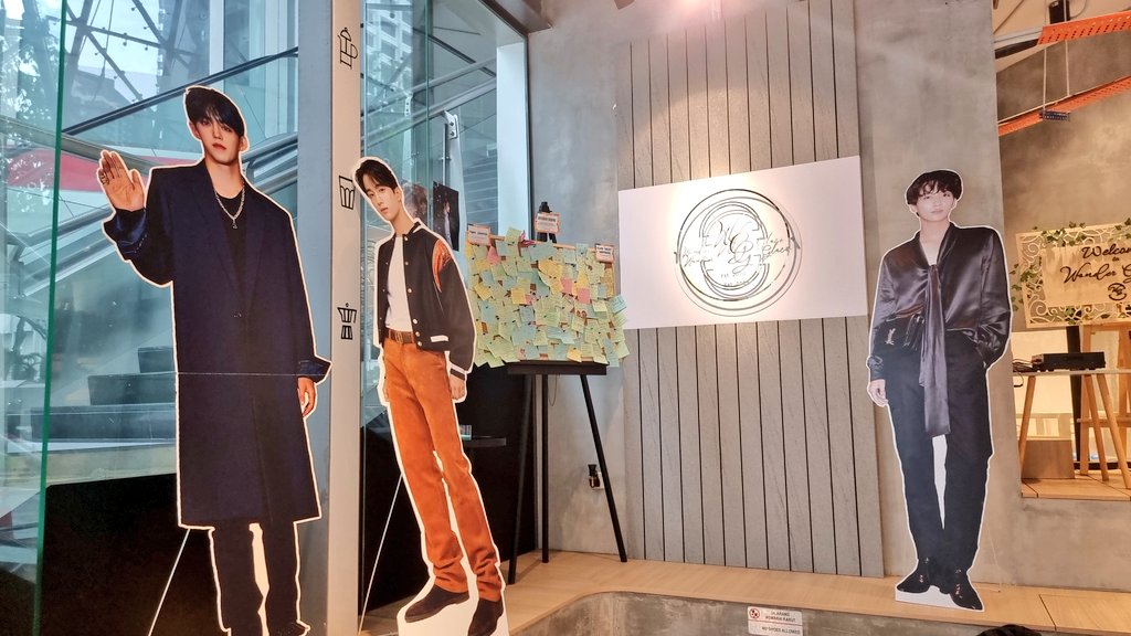 aishahzamberi's tweet photo. At @WonderGlace for @pledis_17 oci & jun bday event~~
#spellonme
#spellonmehoshi
#spellonmejun https://t.co/qD8Z8FzAbc