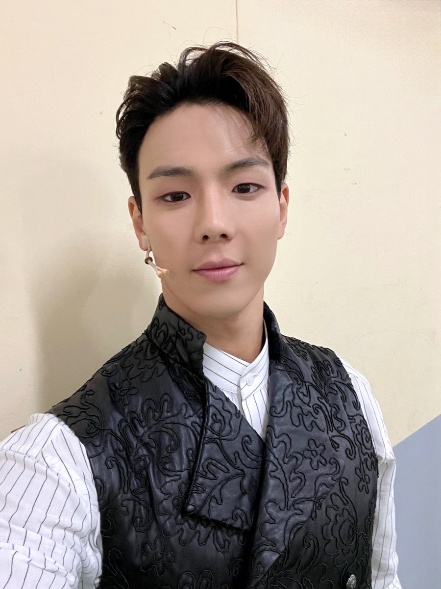 OfficialMONSTAX's tweet photo. 무엇보다 가까이서 몬베베들 보고 같이 즐길수있어서 좋았어요
삼개월동안 모스크바에서 잘살다 갑니다
응원해주셔서 감사했습니다 #셔누 https://t.co/iY181rSsPk