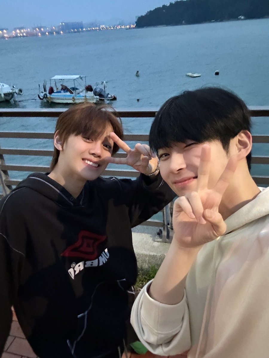 hamnyanbn's tweet photo. 240614  musicart jjmuze 팬싸

투빈즈 영원히……………🐹🐶
앞으로도 한빈이를 잘부탁해🫶🏻

#제로베이스원 #ZEROBASEONE #ZB1 #성한빈 #SUNGHANBIN  #김규빈  #KIMGYUVIN https://t.co/LDBTY0UO4n