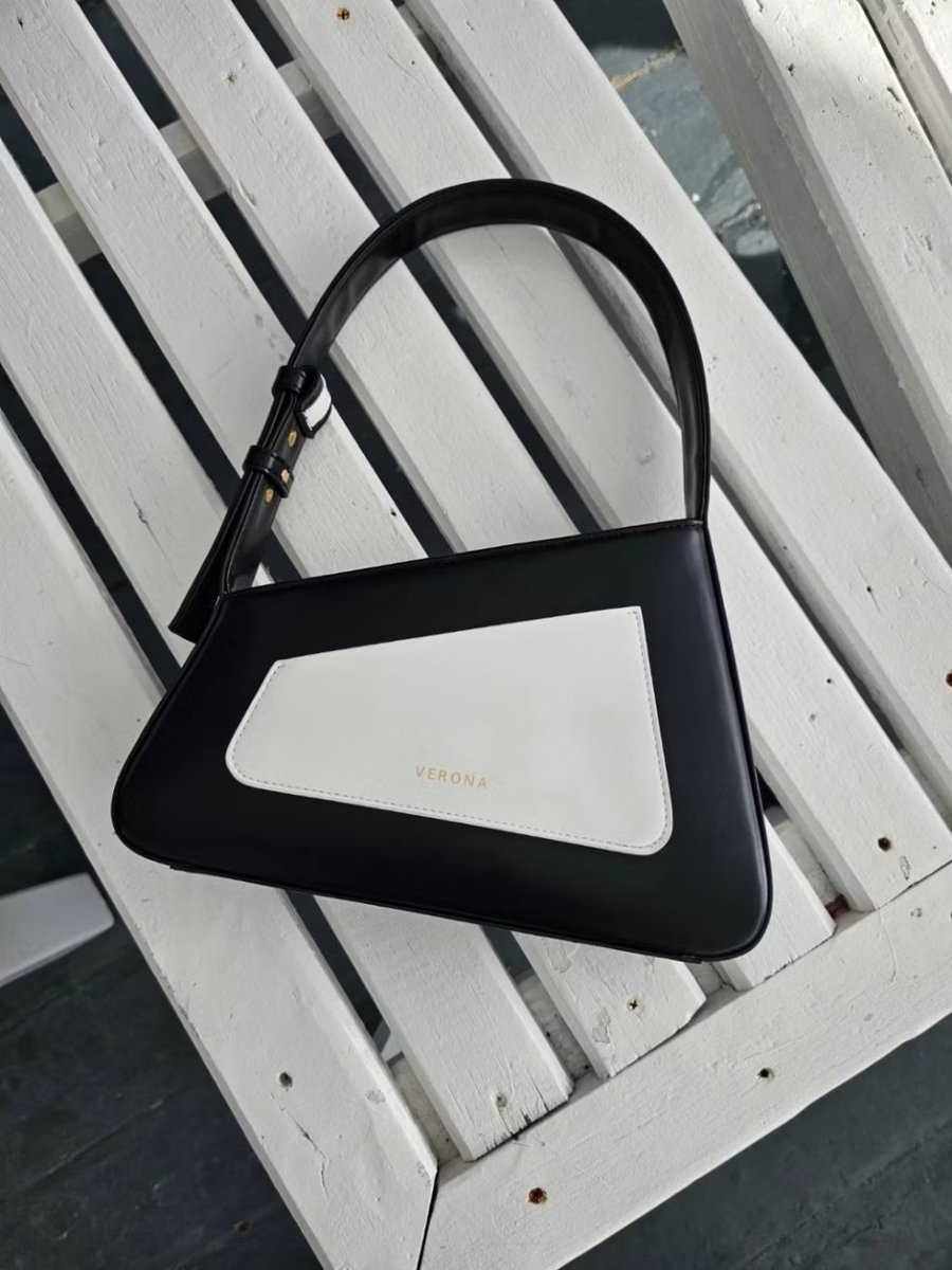 MamamiyaMani's tweet photo. กระเป๋าสะพายใหล่ Verona midnight black สวย ฉ่ำ มง
พิกัดแนะนำ : https://t.co/HUu9ksu2np
#กระเป๋าสะพาย #bag #กระเป๋า #verona #vlack #fashion #เรียบ #shoppee #standoil https://t.co/yb8H5YJp6m
