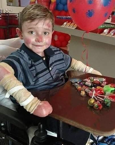 Heute ist sein Geburtstag. Niemand teilt sein Foto, nur weil er behindert ist. Ich glaube, das ist doch das mindeste, daß wir diesen bescheidenen Wunsch des Jungen erfüllen, oder?!😞🙁