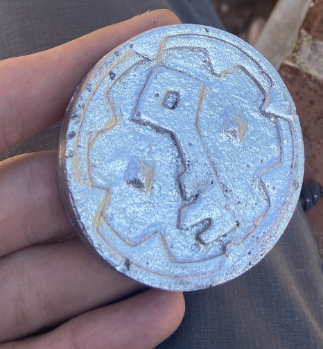 LzySoren's tweet photo. Made a little gold hoarder coin in aluminum. Didnt have any gold lying around for it sadly :(

#SeaOfThieves #BeMorePirate #CommunityDay https://t.co/tAG5Sws3Jf