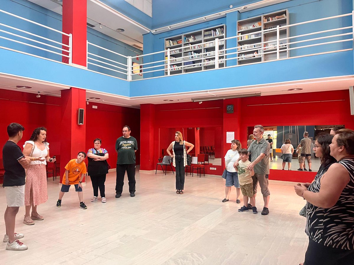 CARIDAD |  En la tarde del viernes, miembros de nuestra junta de gobierno han entregado un cheque simbólico a <a href="/ajovenestitane1/">Asociación JOVENES TITANES, TDAH CÁCERES</a>. Con los beneficios obtenidos del Arroz Solidario de la pasada Romería de la Cruz de Mayo. 

#JuntosHacemosHermandad
#YoSoydeSaludyEstrella