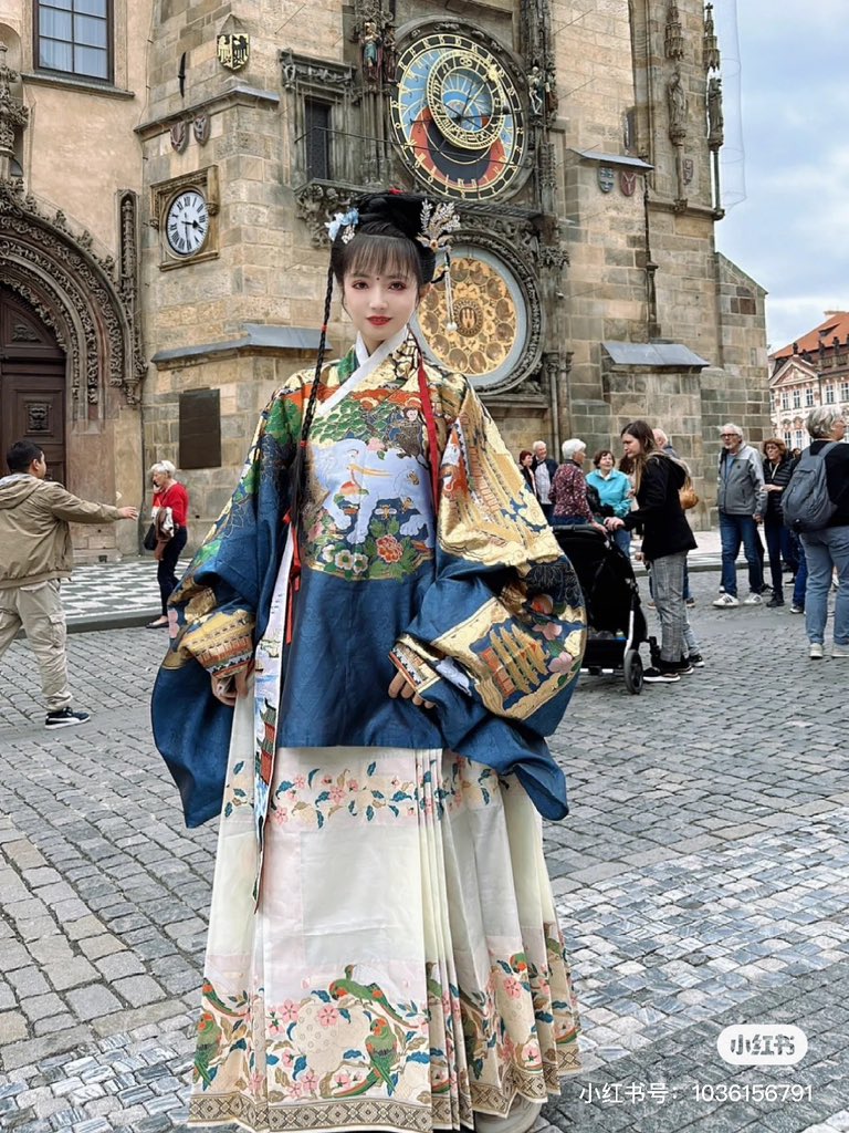 AmazingHanfu's tweet photo. Blogger Xiaoyaorena wore a Ming-Dynasty-style #Hanfu to explore the local sights in #Prague. She wore a cross-collared Hanfu top with #Mamianqun. The patterns on her clothes symbolize the grand concept of peace and prosperity. (Via: Xiaoyaorena) https://t.co/7GLl5YXO02