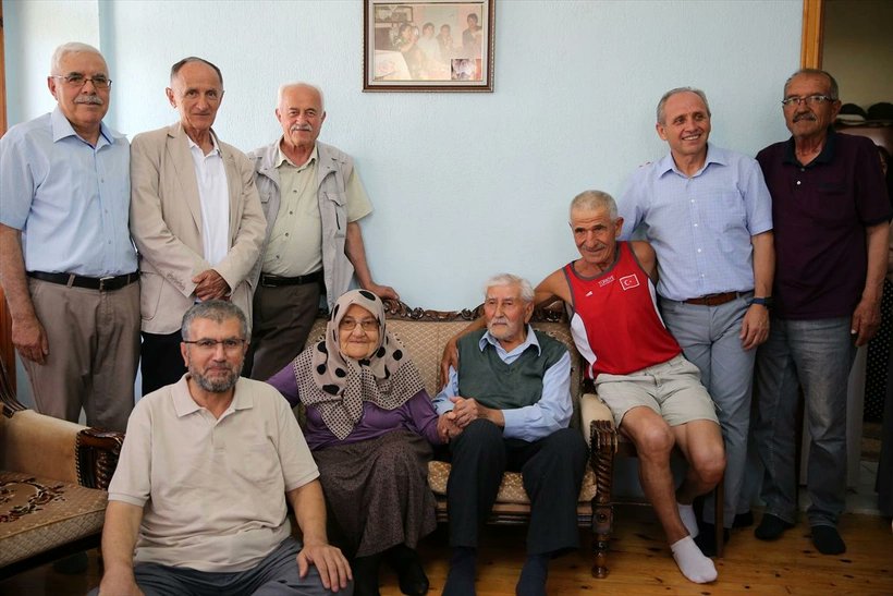 darkwebhaber's tweet photo. Konya'da 9 vatandaş, yetiştirme yurdunda kaldıkları dönemde kendilerine baba gibi davranan yurt müdürü Mehmet Ali Ülvan'ın 100. yaşını kutladı. https://t.co/0QbOAHHAFj