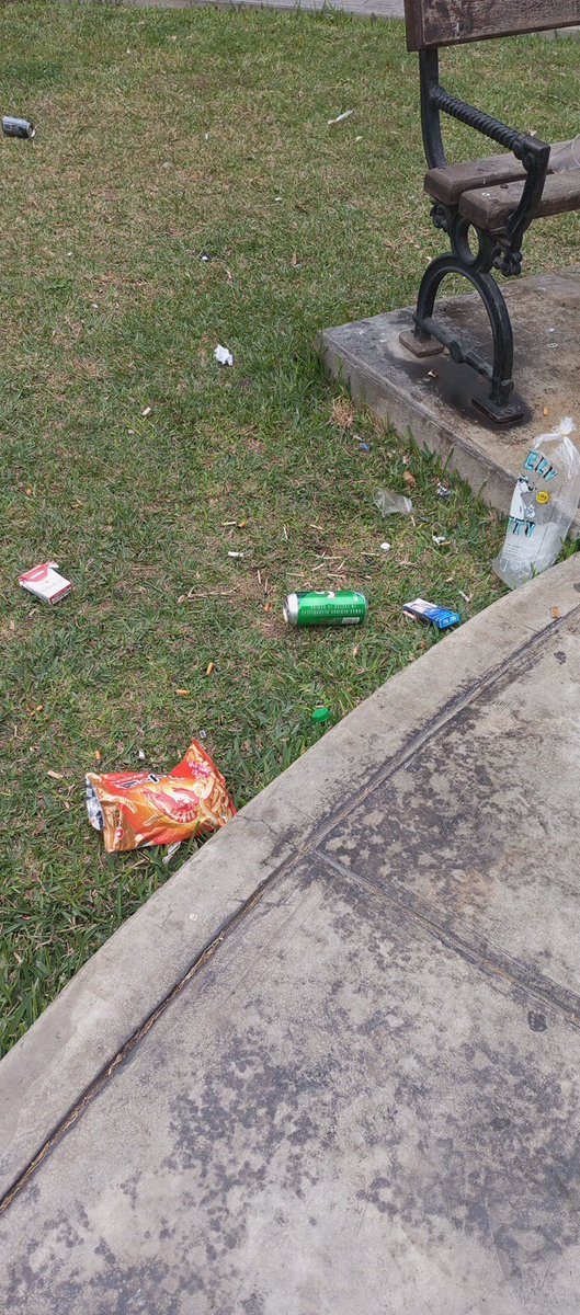 eroldani_pe's tweet photo. @Munimolina hace ojos ciegos ante la realidad del desgobierno y falta de respeto a las normas. Los ciudadanos se zurran en la norma municipal de tomar bebidas alcohólicas en la vía pública y dejan los parques como cantinas de cuarta.... https://t.co/rnTDFv5sfq