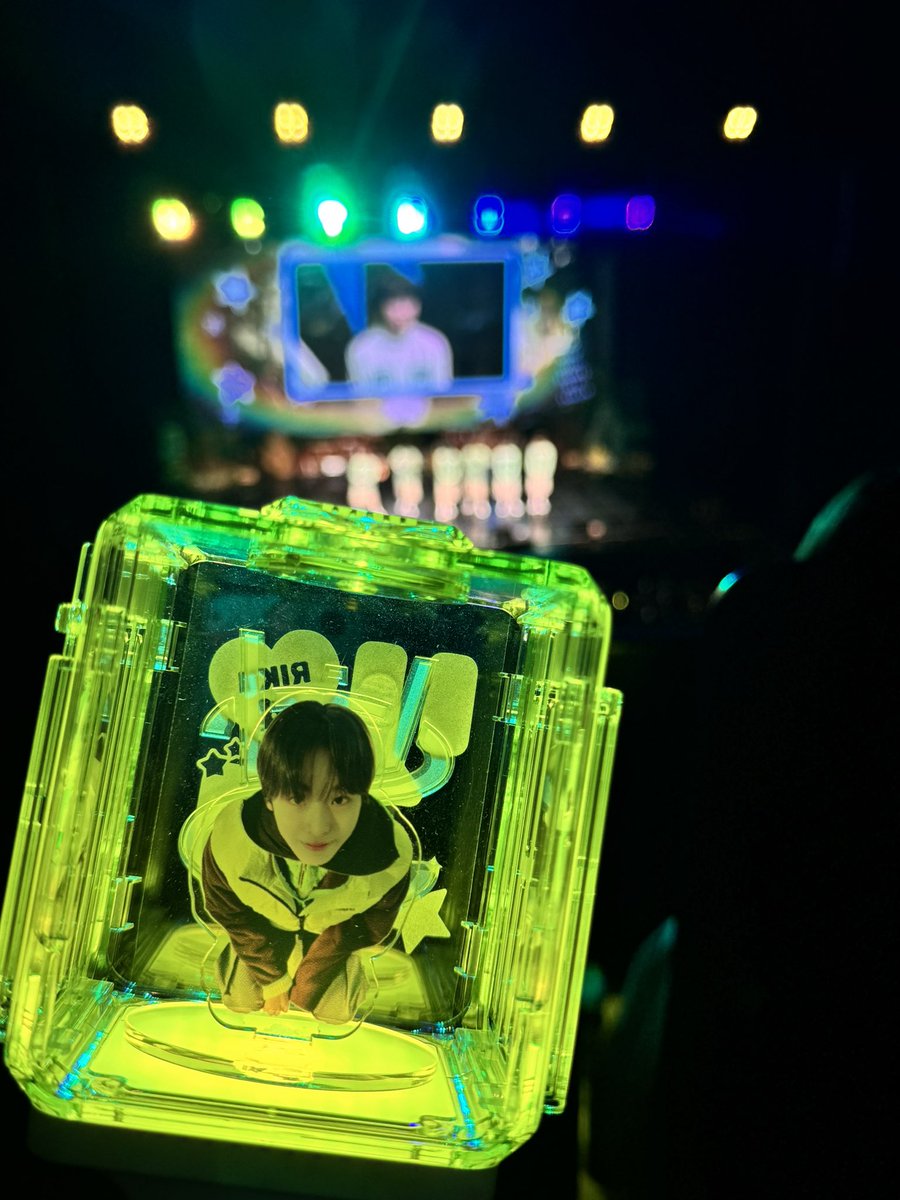 응원봉 안에 리쿠를 넣어보세요( ˆ ̳◝ ·̫ ◜ ̳ˆ )🍀