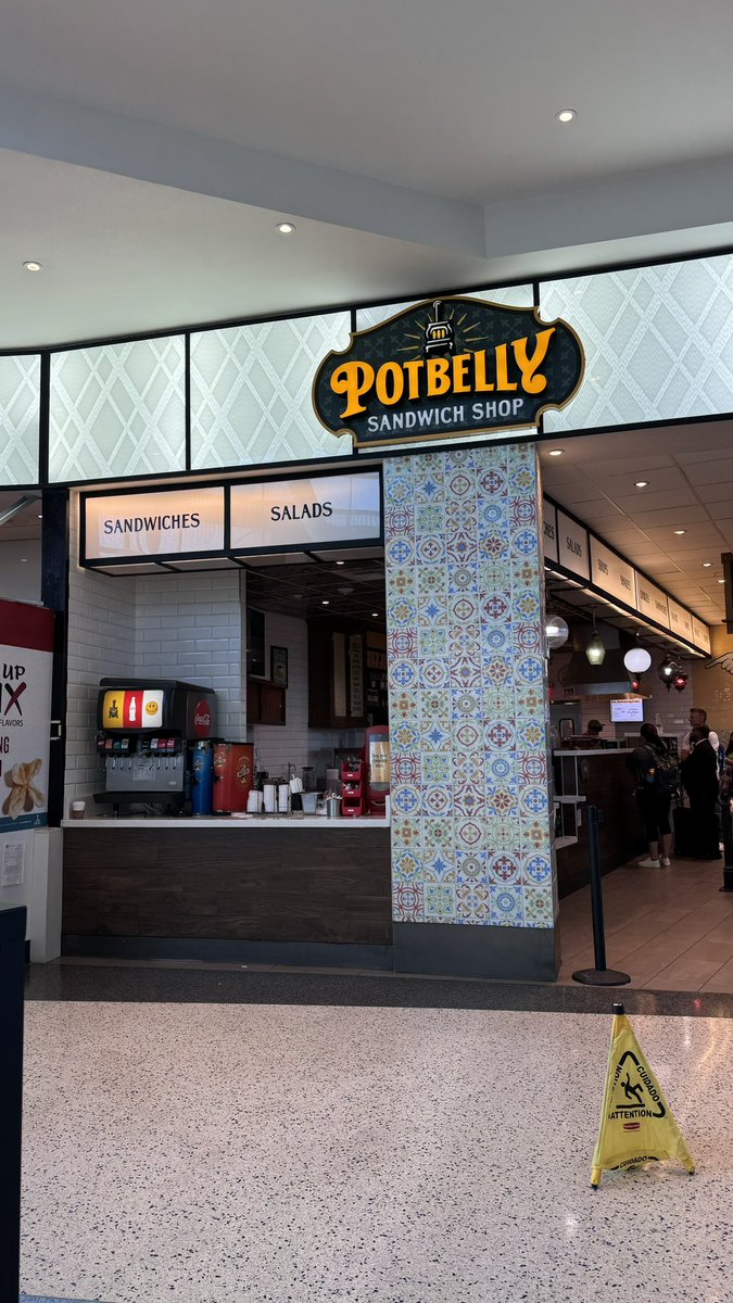 Tichatriz's tweet photo. @Potbelly   I had the worst #potbelly experience . The cashier did my  🥪 with the same 🧤she was using. She got upset bcs I politely pointed it out and ask for a new one. She refused. Iwalked away. Terminal C IAH We need to do better #badcustomerservice #customercare #foodcourt https://t.co/ZC4SimkWor