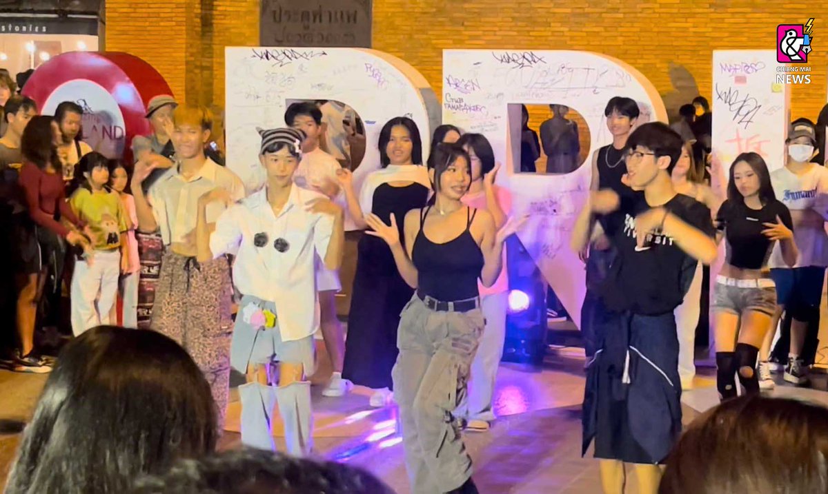 chiangmainews's tweet image. ข่วงประตูท่าแพลุกเป็นไฟ!! วัยรุ่นเชียงใหม่ แห่ตบเท้าร่วมโชว์สเต็ป #Coverdane สุดมันส์ ในกิจกรรม #randomdance เนื่องในโอกาสฉลอง Chiang mai colourful pride MONTH 2024 #pride2014 #เชียงใหม่นิวส์  #chiangmainews 

อ่านข่าว
chiangmainews.co.th/news/3348841/