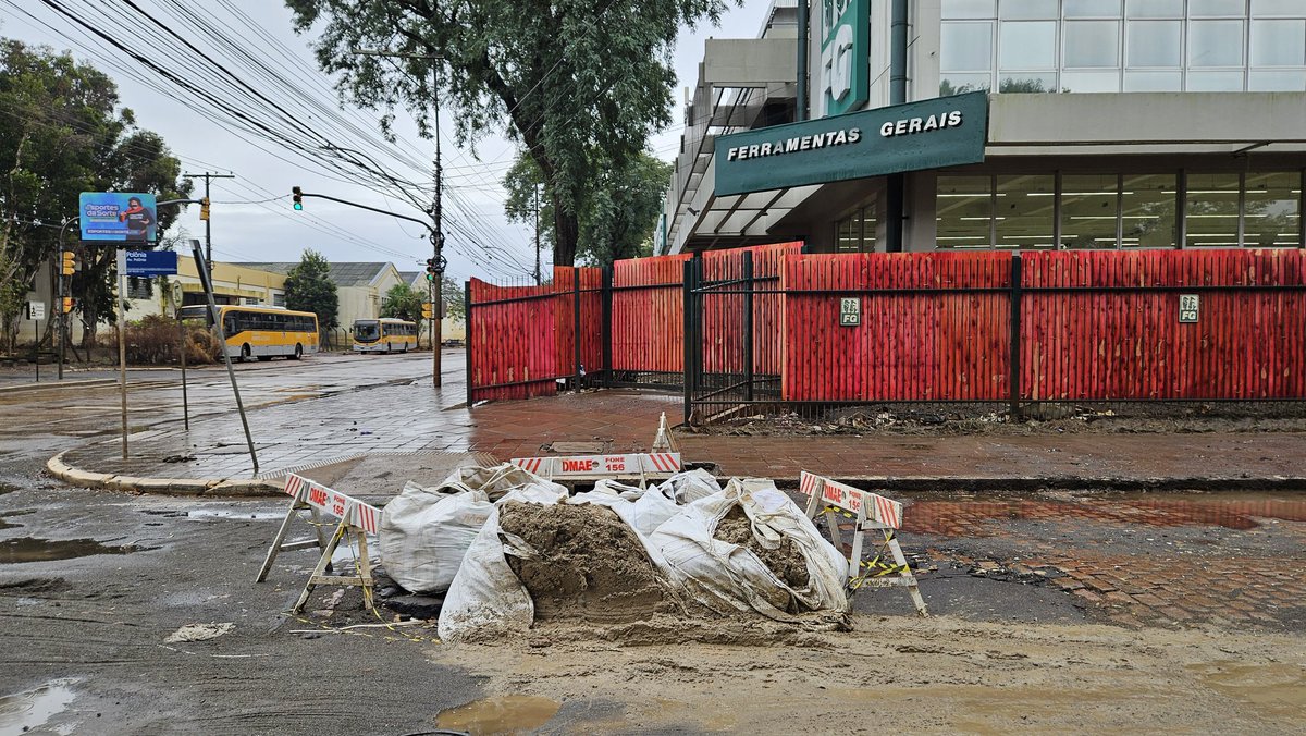 fernao_berthold's tweet photo. 🚨 Porto Alegre: bags se desmanchando na esquina da Av. Polônia com a Av. Voluntários da Pátria.
16/6/2024. https://t.co/MBOALc7IFQ