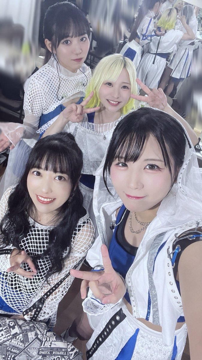 yashiro_guitar's tweet image. そして今日はギタリストYUKIさんが見に来てくださり、ギター持ち替え話とか久しぶりにゆっくりお話できて楽しかったです♡
ロンブルも中々だけどEOEのギターもテンポ早くて大変そうなのでわたしももっと頑張ろうと思いました🎸🔥😆

そして青×白の衣装本当にテンションあがります💙🤍名古屋も楽しみ！