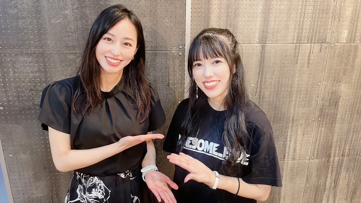 yashiro_guitar's tweet image. そして今日はギタリストYUKIさんが見に来てくださり、ギター持ち替え話とか久しぶりにゆっくりお話できて楽しかったです♡
ロンブルも中々だけどEOEのギターもテンポ早くて大変そうなのでわたしももっと頑張ろうと思いました🎸🔥😆

そして青×白の衣装本当にテンションあがります💙🤍名古屋も楽しみ！