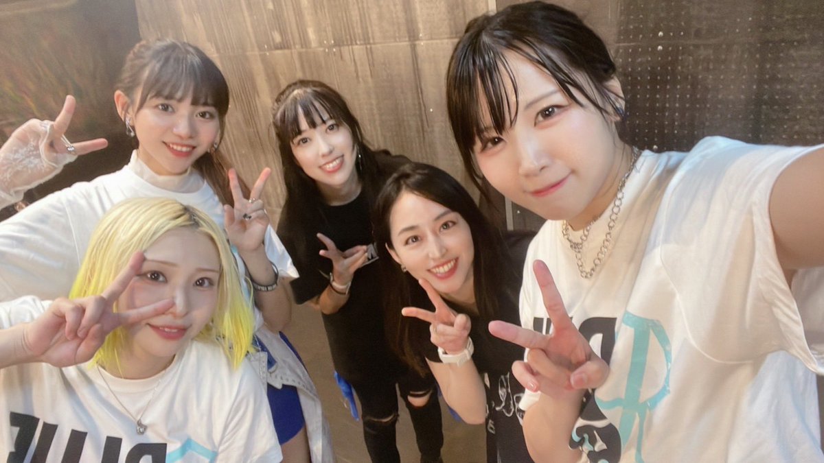 yashiro_guitar's tweet image. そして今日はギタリストYUKIさんが見に来てくださり、ギター持ち替え話とか久しぶりにゆっくりお話できて楽しかったです♡
ロンブルも中々だけどEOEのギターもテンポ早くて大変そうなのでわたしももっと頑張ろうと思いました🎸🔥😆

そして青×白の衣装本当にテンションあがります💙🤍名古屋も楽しみ！