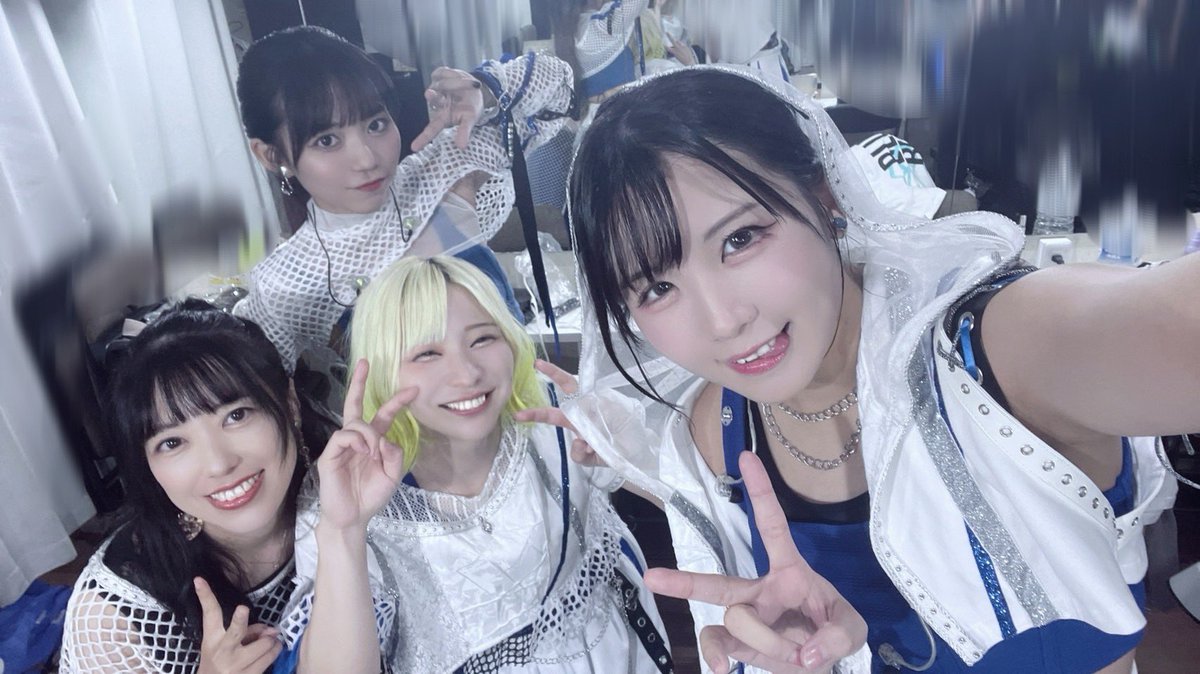 yashiro_guitar's tweet image. そして今日はギタリストYUKIさんが見に来てくださり、ギター持ち替え話とか久しぶりにゆっくりお話できて楽しかったです♡
ロンブルも中々だけどEOEのギターもテンポ早くて大変そうなのでわたしももっと頑張ろうと思いました🎸🔥😆

そして青×白の衣装本当にテンションあがります💙🤍名古屋も楽しみ！