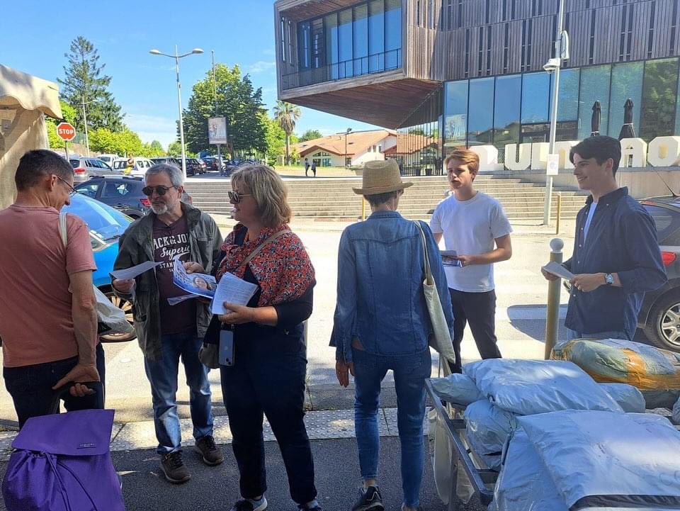 IlhanAlexandre's tweet photo. Du soleil, des sourires et de nouvelles belles rencontres ce matin sur le marché de Quintaou pour porter la voix de Florence Lasserre 🚀

Militants et sympathisants rejoints par de nombreux élus angloyes, dépassant les clivages, unis pour préserver notre territoire !

#Circo6405 https://t.co/BgXBipalOE