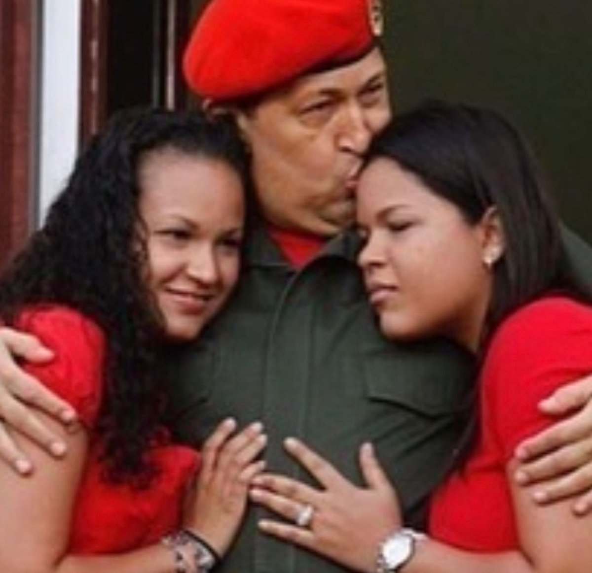 pinfantea's tweet photo. ¡Feliz Día del Padre! ♥️

Gracias a ellos 3 tengo la dicha de ser Padre. Los amo hij@s 

Hoy quiero enviarles mis mejores deseos a todos los hombres que día a día asumen con responsabilidad su función, creando buenos valores, amor a la Patria y son ejemplo de vida para sus hijos e hijas. 

💙💪🏽🇻🇪 @NicolasMaduro