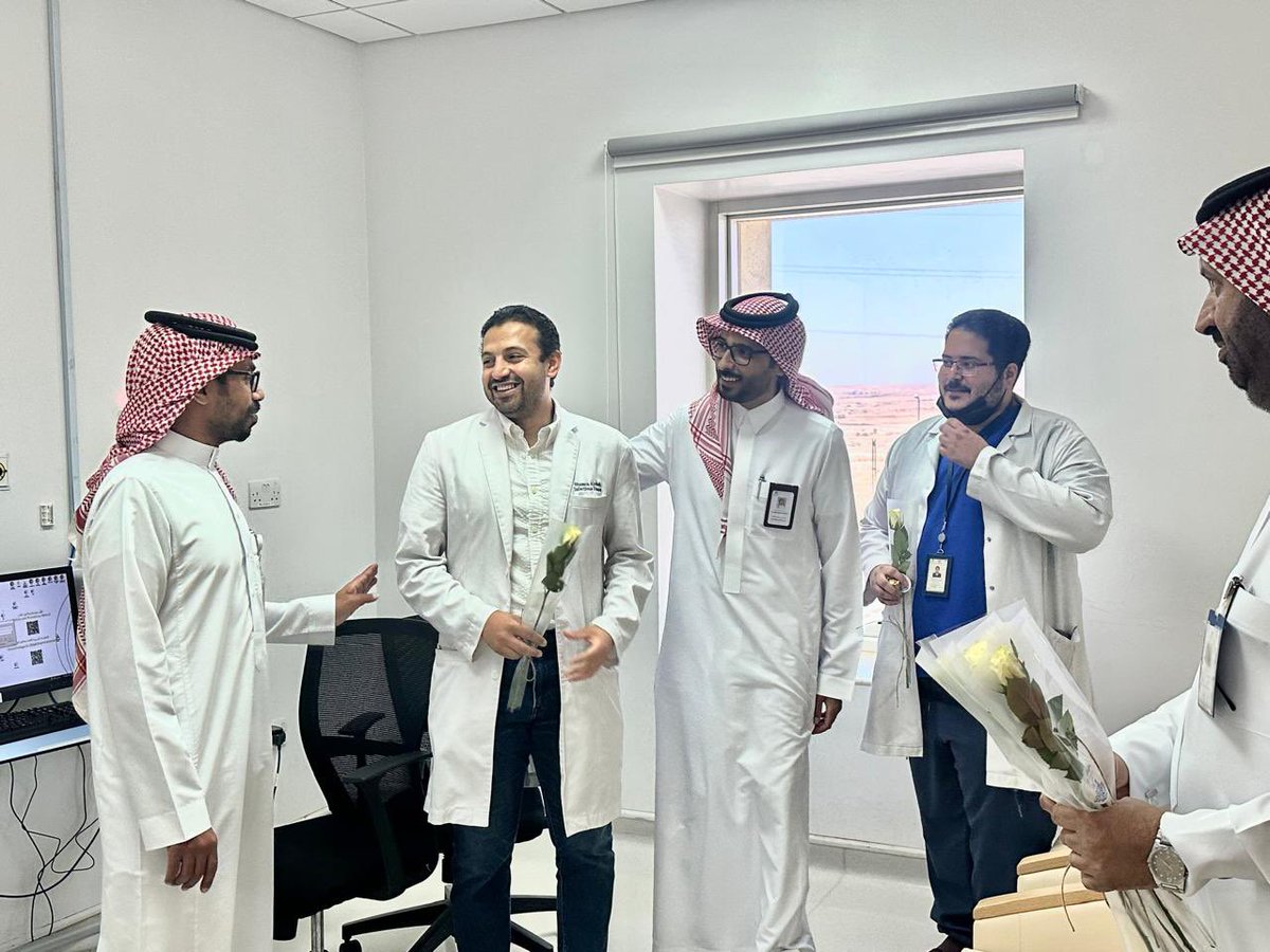 Cluster3Riyadh's tweet photo. الرئيس التنفيذي بالانابة د . محمد القحطاني  يعايد المناوبين من الطاقم الطبي والإداري بـ #تجمع_الرياض_الصحي_الثالث و #مستشفى_الدرعية المكلفين بالعمل أثناء اجازة عيد الأضحى المبارك . https://t.co/AmMjUEWgb4
