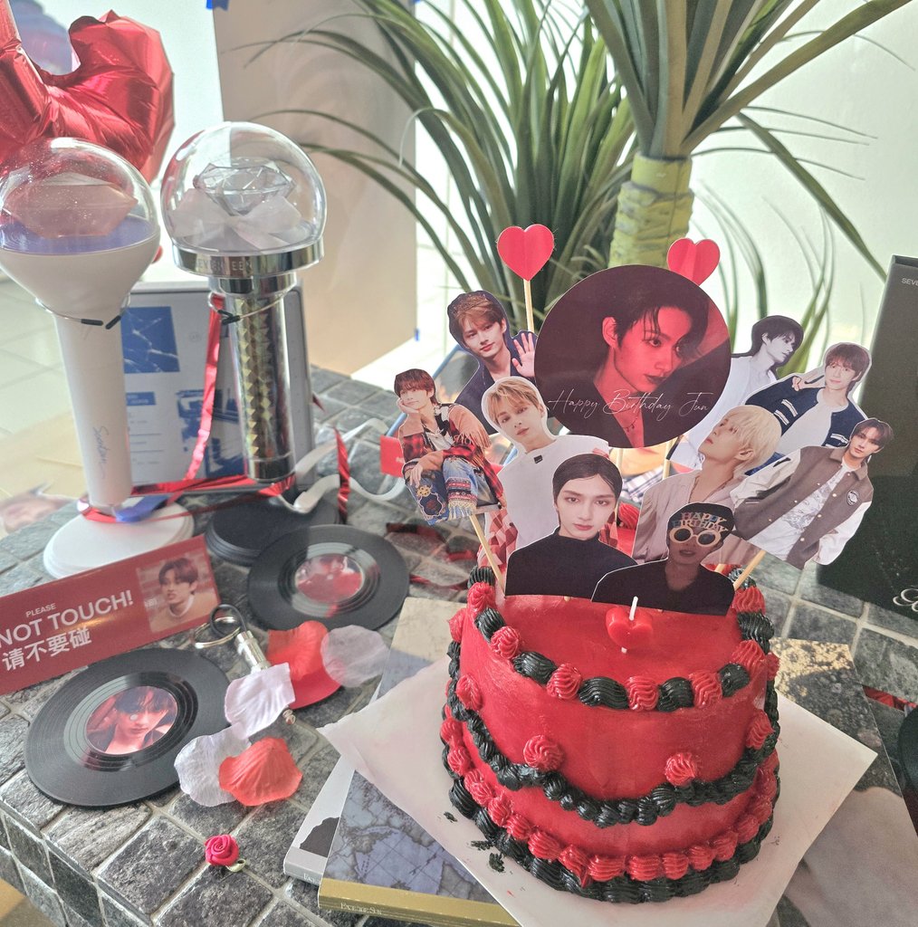 sforsuria's tweet photo. yesterday's #RockWithJun event. Literally drop by to pick up the kit, say hi to few moots and rush balik๐คง anyway the deco are pretty and Jun is everywhere! Love it! https://t.co/K52Qfw4pjd