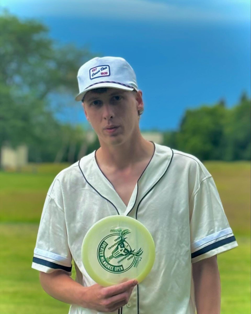 ThisIsStephan's tweet image. First ever tournament today. Sitting through a rain delay with my caddy baddy. 

Two of the hardest courses, 42 holes of frisbees. 

Greater Milwaukee Open presented by @InnovaDiscs