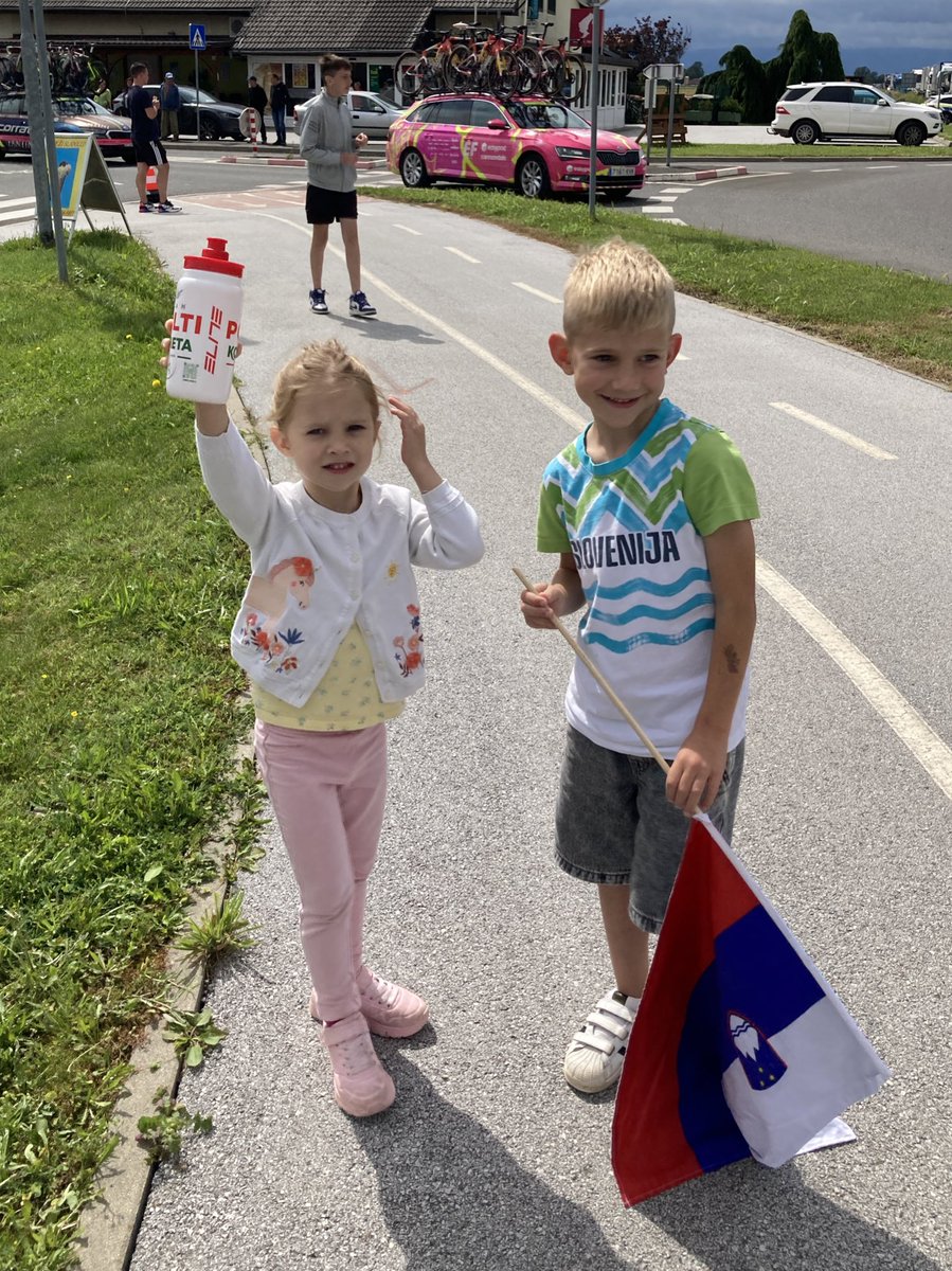 TZevart's tweet photo. @ModernaKmetica @Ursha1991 V sredo v Markovcih ga je Lili ravno na krožišču dobila 💪🚴🏼‍♀️ https://t.co/l7fxsK1pjO