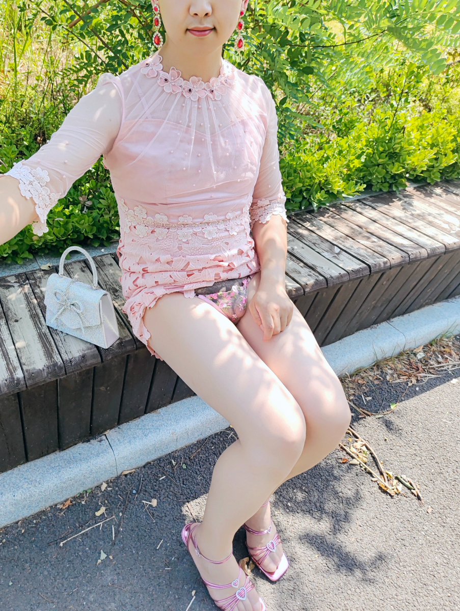 对粉色完全没有抵抗力啊，公园里男脸母狗尴尬滑稽的样子，又是被大家嘲笑的一天呢