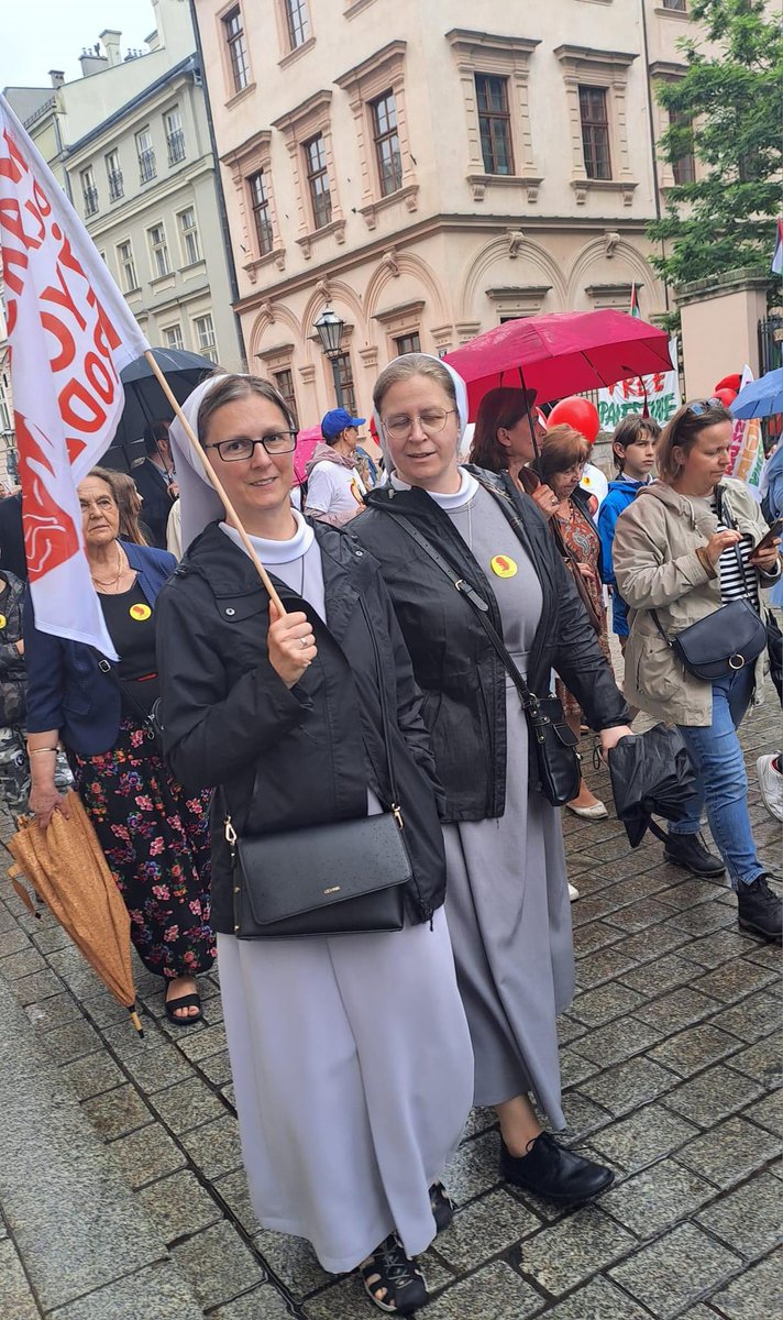 Catholic nuns at the March for Life rally today in Krakow, Poland. 

Image: Rozaniec- Nie macie innej broni