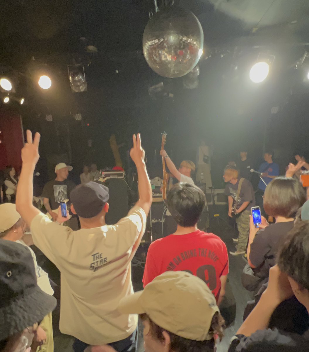 TStarbems's tweet photo. 久々のフロアLIVEありがとうございました
、＆チョリバイのレコ発おめでとう御座います🎊

バンドが放射状に外を向く変則スタイルでしたが、サポートGtにして本日のレコ発主役チョリバイを率いるのぐニキ曰く「他で観れない面白い事やりたかった」という言葉通り、メチャクチャ楽しいイベントでした！ https://t.co/jhfpsphfmB