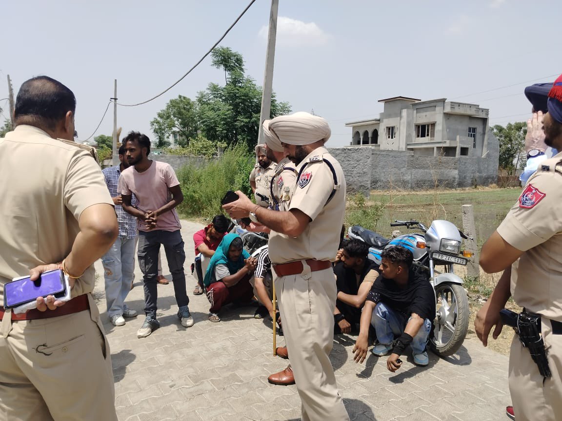 As part of the drive to eradicate drugs from Punjab, the Hoshiarpur Police, under the supervision of senior officials, conducted a cordon and search operation (CASO) in different parts of Hoshiarpur district with a heavy police presence.

#PunjabPoliceCASO