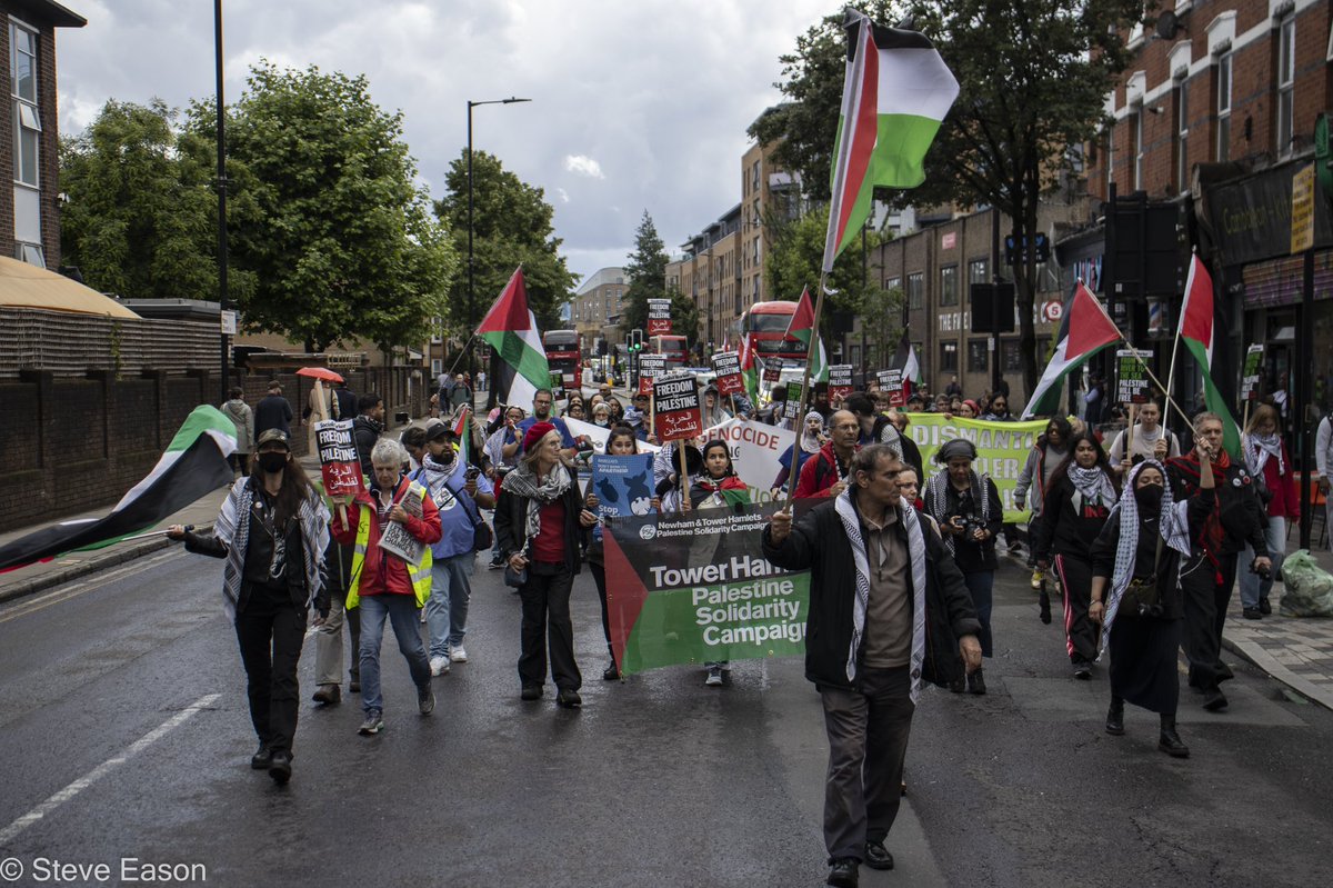 HackneyPSC's tweet photo. Fantastic show of solidarity for #Palestine from Hackney & Tower Hamlets activists yesterday.
Both lively marches converged on Town Hall steps in front of #HackneyDivest camp to hear speakers @hackneycouncil must #divest pensions from Israeli firms & break the link with Haifa. https://t.co/tg5h8XenwI