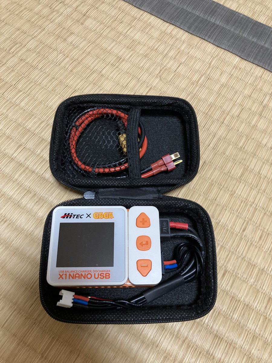 clarinic's tweet image. 100均で見つけたイヤホンケース。これ、入るかもと思って試したら見事に収まった。
それにしてもこの充放電器の小ささに驚かされます。

#HiTEC