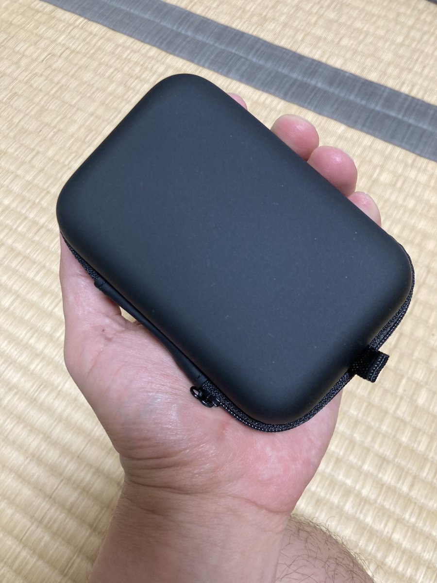 clarinic's tweet image. 100均で見つけたイヤホンケース。これ、入るかもと思って試したら見事に収まった。
それにしてもこの充放電器の小ささに驚かされます。

#HiTEC