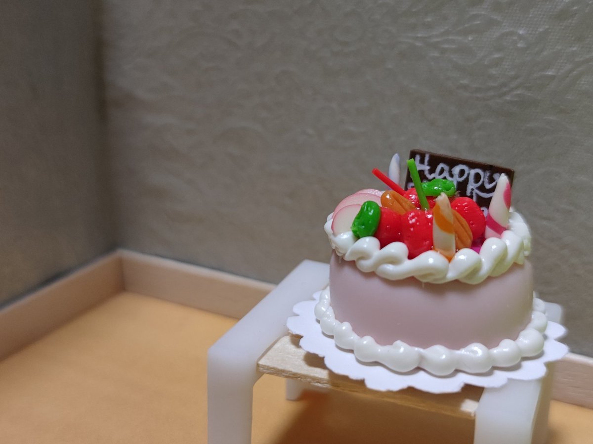 Yuu3_3dmodeling's tweet photo. AKG25成果報告(その1)
ケーシニーフローラさん
バースデーケーキ🍰
我が家の赤ちゃんたち(シルバニア)で囲むと絶対かわいい！と思い購入しました♪
ジェイソンくん、ひとりじめはダメだよ
#AKガーデン
#ミニチュア https://t.co/6bNHuW1Hqn